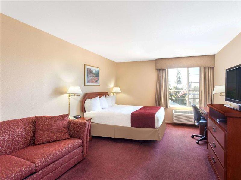 Ramada By Wyndham Fresno Northwest Hotel Exterior photo