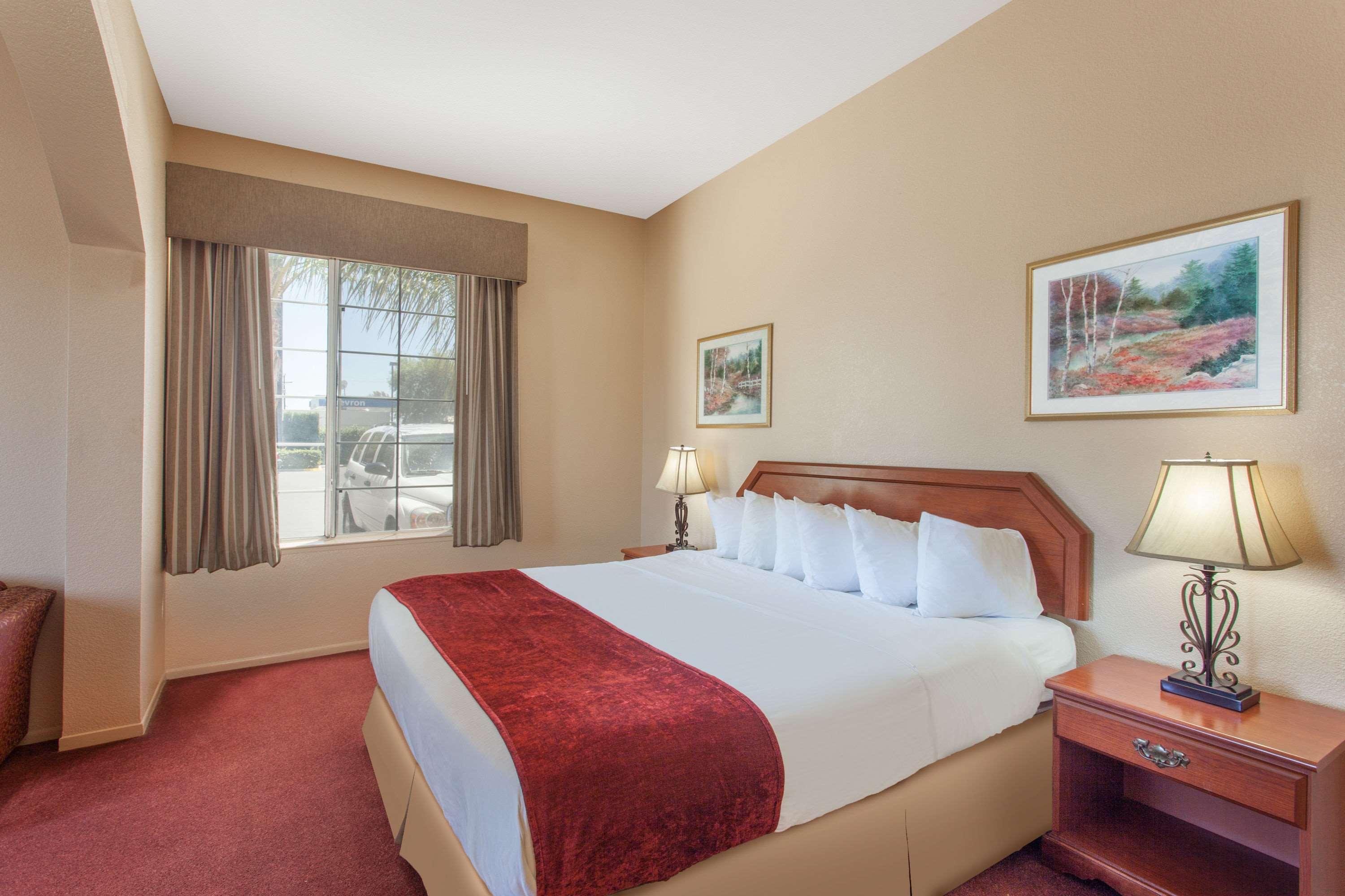 Ramada By Wyndham Fresno Northwest Hotel Exterior photo