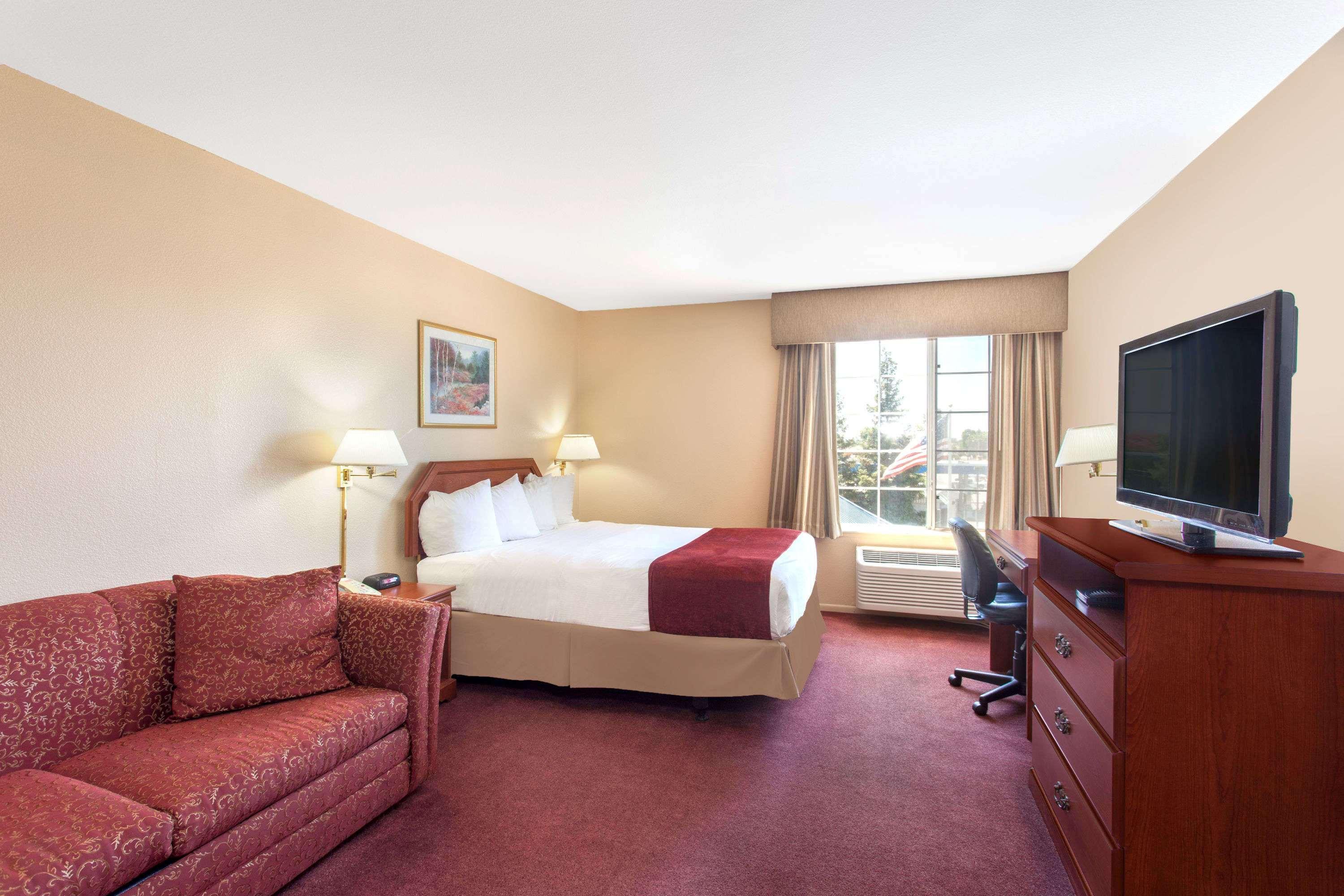 Ramada By Wyndham Fresno Northwest Hotel Exterior photo