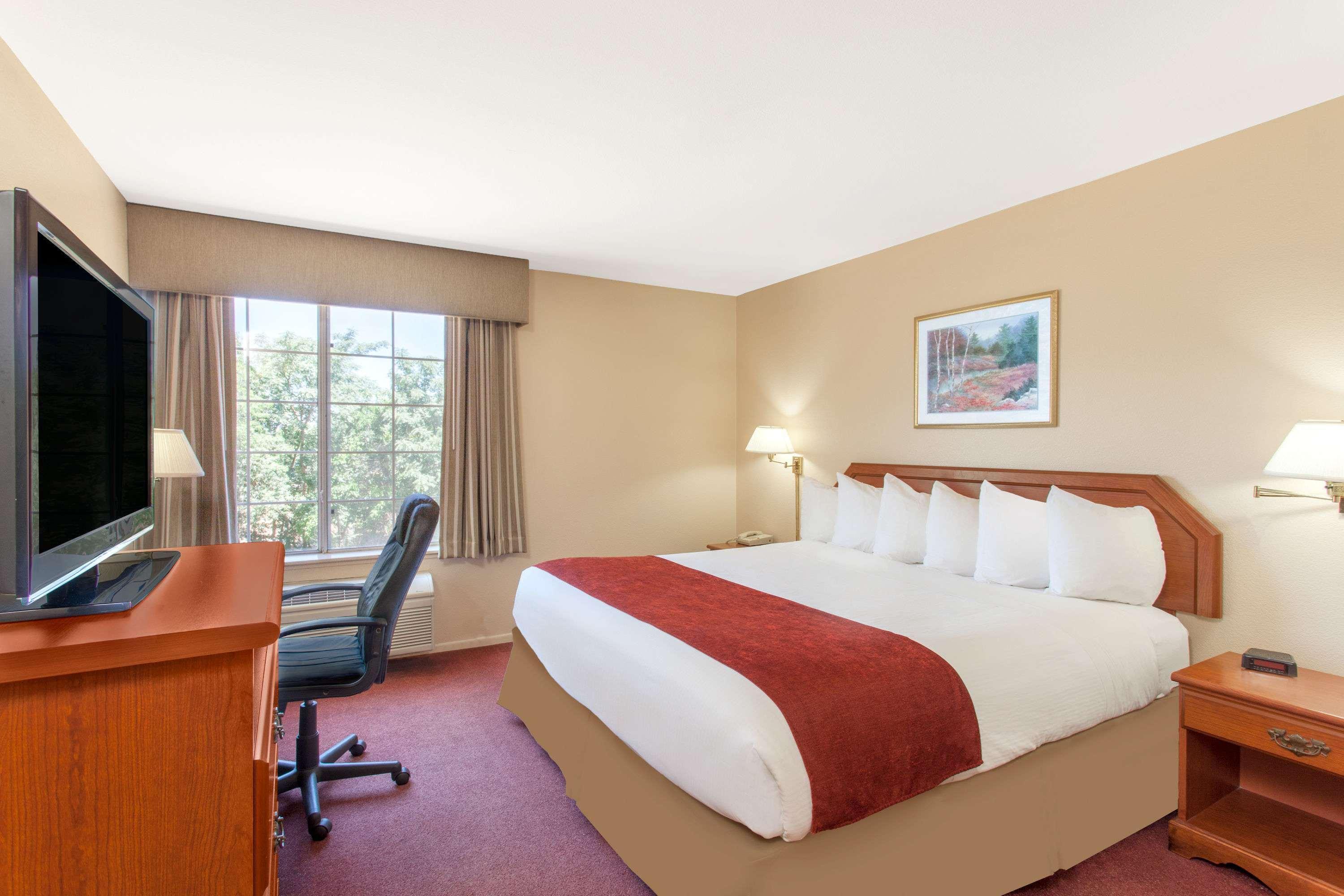 Ramada By Wyndham Fresno Northwest Hotel Exterior photo