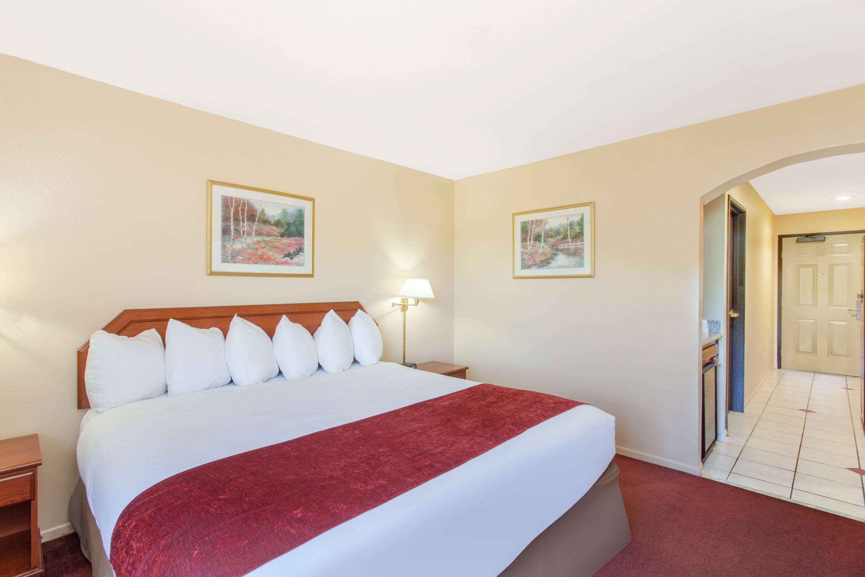 Ramada By Wyndham Fresno Northwest Hotel Exterior photo