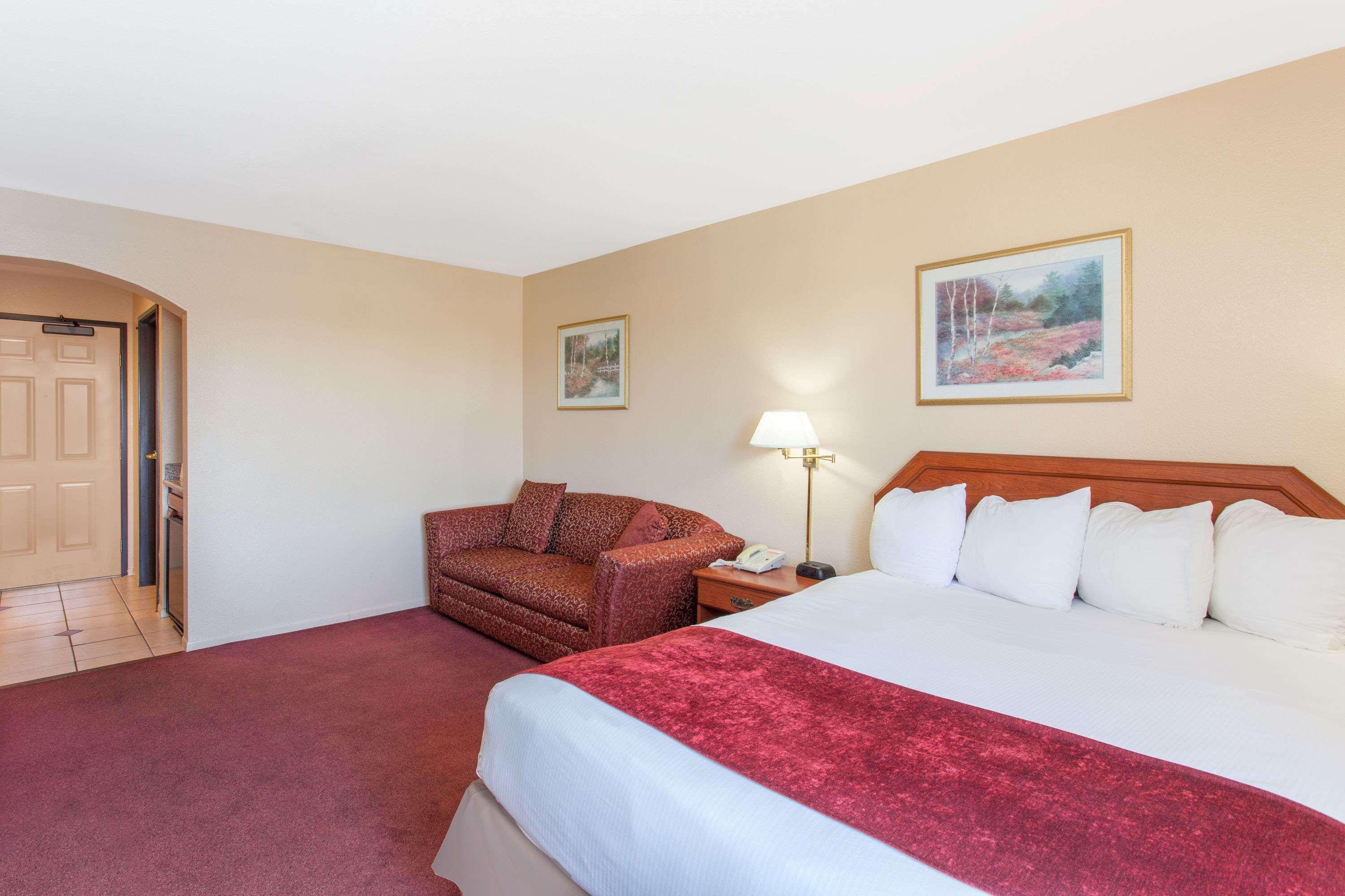 Ramada By Wyndham Fresno Northwest Hotel Exterior photo